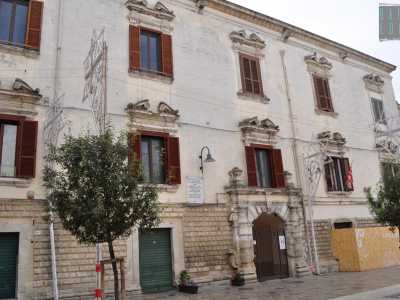 In piazza della Repubblica sorge il Palazzo Ducale degli Orsini, i signori che ressero Gravina dal XIV fino all�inizio del XIX secolo. Edificato agli inizi del 600 � stato trasformato in una struttura alberghiera